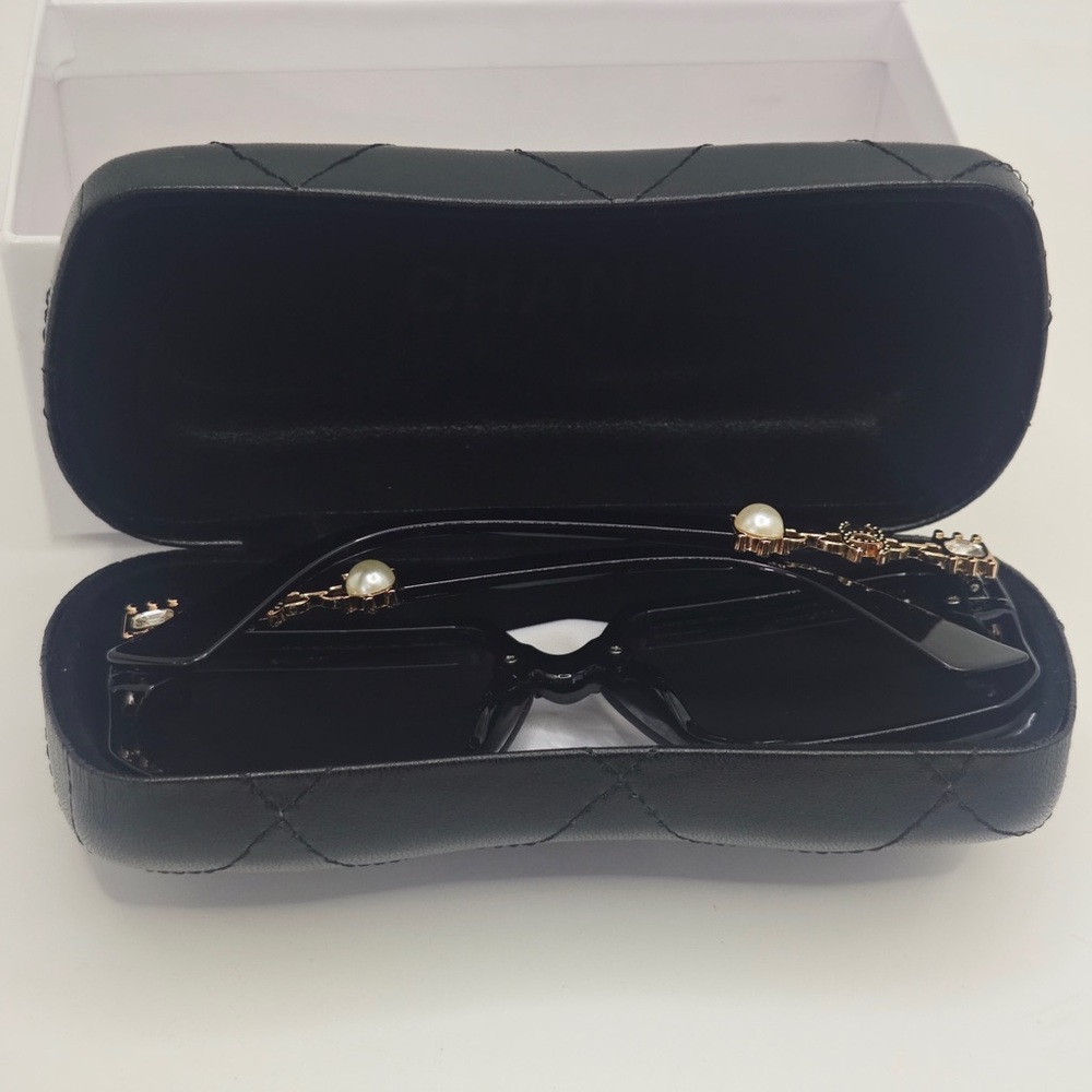 CHANEL Elegant Black Sunglasses with Gold Accents - Picture 6 of 6